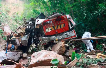 Así quedó el bus tras el accidente que ocurrió el pasado 14 de diciembre en el punto de referencia (PR) 12 de la vía entre Remedios y Zaragoza. Autoridades investigan si las fallas mecánicas ocasionaron la tragedia. FOTO: Manuel Saldarriaga
