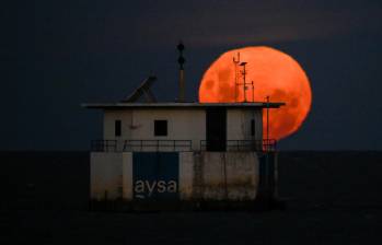 La primera Luna llena de enero sobre el Río de la Plata en Buenos Aires. FOTO: Getty