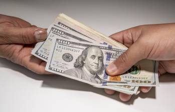 El precio mínimo al que se negoció el dólar hoy en la bolsa de valores fue de $3.875,50. FOTO Carlos Velásquez