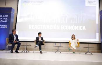 En el foro del CGN participaron Bruce Mac Master, presidente de la Andi (izq.); Luis Reyes, ministro de Comercio (centro) y Laura Sarabia, directora del Dapre. FOTO cortesía Dapre