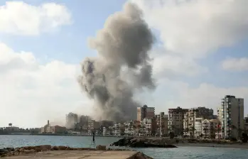 La escalada ocurre tras nuevos bombardeos israelíes en Beirut y llevó a la suspensión de clases en Israel y de vuelos en el aeropuerto internacional de Teherán. Foto: Kawnat HAJU / AFP