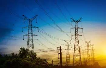 El sector público colombiano consume cerca del 5% de la energía nacional. Un estudio plantea que la tecnología y los programas de eficiencia podrían ayudar a reducir el gasto energético de las entidades estatales. FOTO: Vertebra, Freepik. 