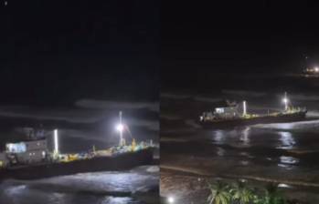 El buque de carga quedó varado en la playa Los Cocos, en Santa Marta, tras ser empujado por olas de hasta cuatro metros generadas por el mar de leva en el Caribe colombiano. FOTO: captura de video. 