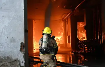 Uno de los más de cien socorristas que han participado en los trabajos de extinción de las llamas en Itagüí. FOTO: Cortesía Alcaldía de Itagüí