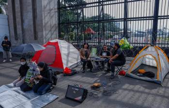 En la imagen se ven los manifestantes que instalaron tiendas de campaña durante una protesta contra el código penal recién aprobado frente a la puerta principal del edificio del parlamento en Yakarta, Indonesia. Foto: EFE. 