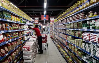 Entre los puntos centrales, la SIC solicita a las compañías detallar los procedimientos y parámetros que utilizan para establecer los precios y descuentos de los productos que comercializan. Foto: Jaime Pérez