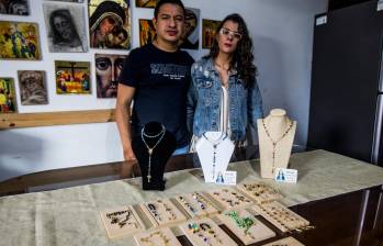 Emerson Castañeda y su esposa, Andrea Sánchez, crearon hace diez años Santoral Sagrado. En la empresa trabajan 10 mujeres privadas de la libertad. FOTO JULIO CÉSAR HERRERA