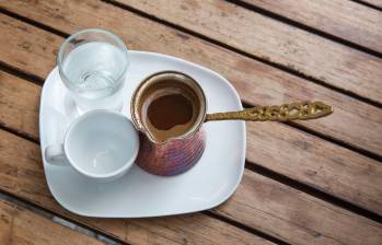 Un estudio analizó los datos de más de 130 mil participantes durante cuatro décadas y estableció que la cafeína podría ser la sustancia responsable de estos beneficios. Foto: EL COLOMBIANO