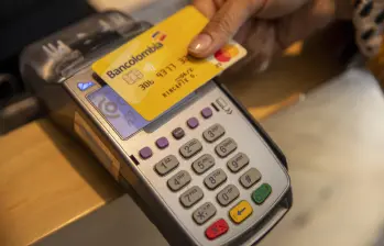 El borrador de decreto cita estudios internacionales que advierten que las cargas aplicadas a los pagos con tarjeta suelen trasladarse a los precios finales y desincentivan la bancarización. Foto: Archivo Carlos Velásquez