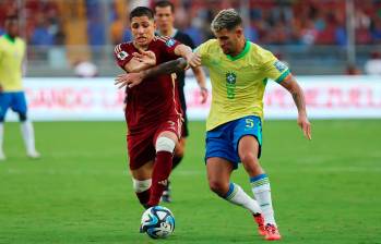 Bruno Guimaraes de Brasil y Jefferson Savarino de Venezuela disputan el balón durante el partido de clasificación sudamericana para la Copa Mundial de la FIFA 2026 entre Venezuela y Brasil en el Estadio Monumental de Maturín. FOTO: GETTY