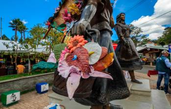 Así quedó la escultura de la Familia Silletera de Santa Elena luego de que le intentaran volver a robar todas sus flores, esta vez usando una sierra. FOTOS CAMILO SUÁREZ ECHEVERRY