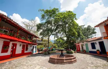 El Pueblito Paisa está ubicado en lo alto del cerro Nutibara, uno de los cerros tutelares de Medellín. FOTO Esneyder Gutiérrez