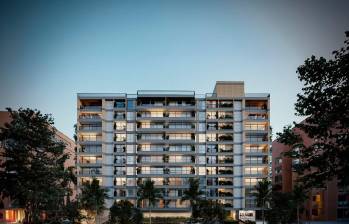 La fachada de RUA19 integra jardines y amplios ventanales que permiten una entrada generosa de luz natural y ventilación, creando un ambiente fresco y lleno de vida. Foto: Cortesía