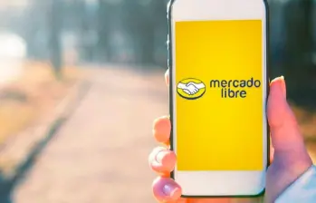Persona accediendo a la aplicación móvil de Mercado Libre. FOTO: Cortesía