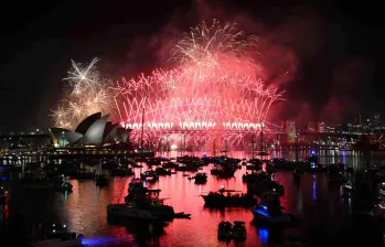 Fuegos artificiales iluminan el puerto de Sídney durante la celebración de Año Nuevo. FOTO: AFP. 