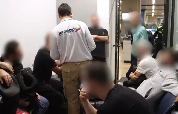 Grupo de turistas proveniente de Nueva York fueron inadmitidos por Migración en el José María. FOTO Cortesía