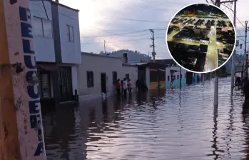 Los habitantes del municipio afrontan la situación intentando sacar el agua que han dejado las inundaciones tras las fuertes lluvias en la zona. Foto: Cortesía Alcaldía Facatativá/ Redes Sociales. 