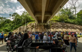 Los mineros del Nordeste antioqueño realizan bloqueos en Porce desde el pasado lunes festivo para exigir por su formalización. FOTO: Camilo Suárez