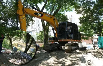 Entre las acciones ejecutadas se encuentran la remoción de obstáculos que dificultaban el paso del agua, la estabilización de taludes y la adecuación de la sección por donde fluye el afluente. FOTO Alcaldía de Bello. 