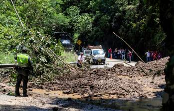 En el kilómetro 59+800 de la vía Amagá - Bolombolo, en el sector de la Sinifaná, se presentaron ayer varios derrumbes que obligaron al cierre intermitente del corredor. FOTOS julio césar herrera