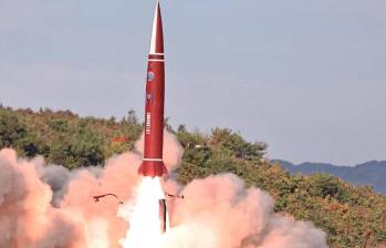 La exhibición del misil se dio tras completarse cuatro días de lanzamientos de proyectiles por parte de Corea del Norte. Foto de KCNA tomada de @Belsat_TV