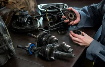 Los servicios de mantenimiento y reparación en talleres superan el alza de las autopartes y presionan el costo de tener vehículo en Colombia.. FOTO suministrada por InnoBrand