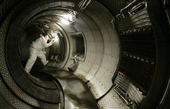 Uno de los científicos dentro de la cámara de vacío del reactor nuclear Tore Supra, comprobando la antena de calentamiento de plasma que mantuvieron por 22 minutos. FOTO: AFP