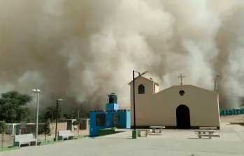 En Ica, la tormenta paralizó el transito vehicular y las actividades turísticas por más de tres horas. FOTO: Cortesía Alfonso Moquillaza, tomada de X @Ojo_Publico