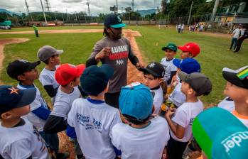 Los peloteros que asistieron a la clínica que hizo Project Béisbol en Medellín estuvieron acompañados de exjugadores de la MLB, como Desi Relaford (en el centro). FOTO camilo suárez