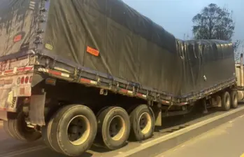 Tractocamión que transportaba material de Indumil se partió en dos secciones en la calle 234 de la Autopista Norte que conduce a Bogotá. Foto: Movilidad Bogotá