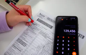 La temporada de declaración de renta para personas naturales comenzará el 12 de agosto. Expertos recomiendan revisar con anticipación la información reportada ante la Dian y separar recursos para cubrir impuestos, evitando sanciones y problemas de liquidez. FOTO Camilo Suárez