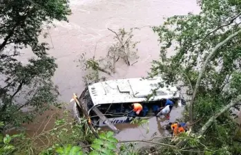 El bus que cubría la ruta Florencia-Cali terminó en el Río Magdalena. Foto: redes sociales 