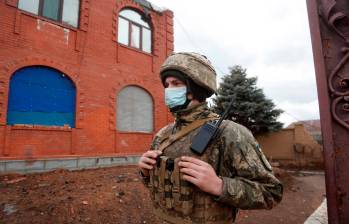 Miembro del Ejército de Ucrania en Svitlodarsk. FOTO: EFE.