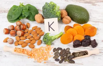 Alimentos ricos en vitamina K, como las espinacas y el brócoli, ayudan a mantener una buena salud ósea y cardiovascular. FOTO: Colprensa