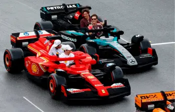 Diez autos de Lego de Fórmula 1 rodaron por la pista del Hard Rock Stadium de Miami. FOTO: Tomada de Instagram @f1