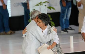 Un abrazo entre Francisco de Roux, presidente de la Comisión de la Verdad, e Irene Gaviria, hermana del gobernador asesinado. FOTO camilo suárez