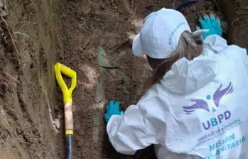 Una funcionaria de la Ubpd durante las labores de recuperación de un cuerpo. FOTO: Cortesía