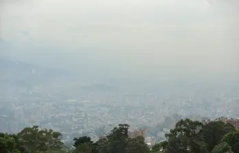 En Medellín, la calidad del aire sigue siendo un desafío cotidiano en tanto la ciudad avanza en entender qué contienen las partículas que flotan sobre sus calles. FOTO Camilo Suárez