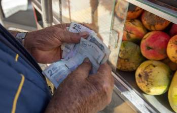 Desde que inició el gobierno del presidente Gustavo Petro, el salario mínimo ha aumentado alrededor de 37,6%. Foto: Edwin Bustamante