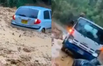Los vehículos fueron arrastrados durante varios metros debido a la fuerza de las lluvias. Foto: Captura de video