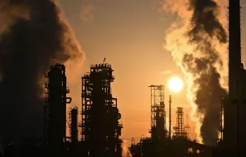 Antes de los ataques de Irán, se había anunciado la liberación de cerca de 400 millones de barriles de petróleo para evitar que se disparen los precios. Foto: AFP