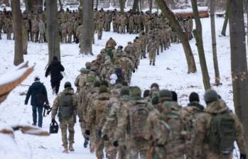 Tropas ucranianas movilizándose en el territorio y preparándose para a guerra contra Rusia. FOTO: GETTY