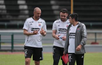 El entrenador David González comparte con los demás integrantes del cuerpo técnico algunas reflexiones tras la práctica en Ditaires. FOTO Carlos Velásquez