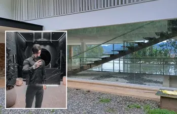 Adelante, el creador de contenido Yeferson Cossio. Atrás, fachada de la casa que ocupó. FOTO: Cortesía e imagen tomada de redes.