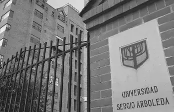 La emergencia ocurrió en la Facultad de Derecho de la Universidad Sergio Arboleda, donde una estudiante de primer semestre cayó desde un sexto piso, lo que generó la evacuación inmediata del campus. Foto: Universidad Sergio Arboleda