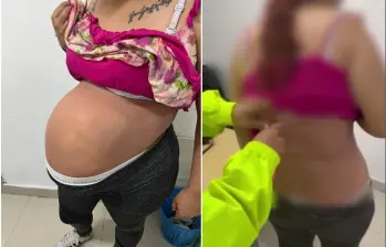Una mujer fue capturada con 5.600 dosis de cocaína camuflada en su vientre. FOTOS: Policía Metropolitana de Santiago de Cali.
