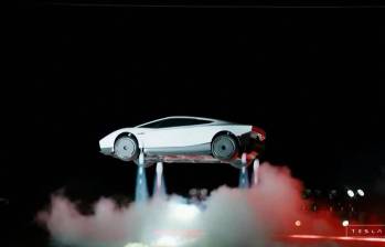 El nuevo Roadster de Tesla durante su presentación en unas instalaciones de pruebas de SpaceX en Texas, transmitida en vivo por la cuenta de la compañía en X. FOTO Tesla