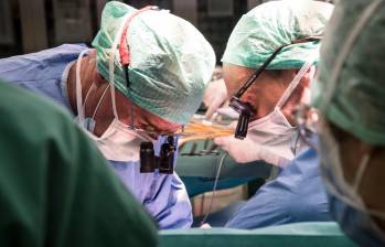Profesor Pierre-Alain Clavien y Profesor Philipp Dutkowski durante el trasplante de hígado tratado en la máquina. Foto: Hospital Universitario de Zúrich