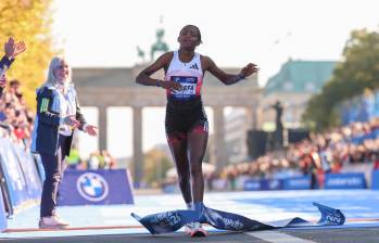 La atleta keniana Tigst Assefa, de 29 años, ganó la Maratón de Berlín 2026 que se corrió el domingo 27 de septiembre. Cruzó la meta con el tendón de aquiles roto por completo; después se fue al suelo. FOTO GETTY