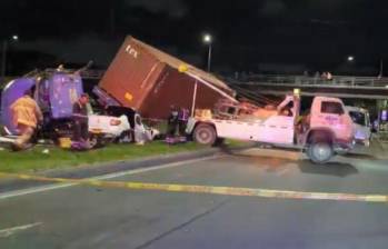 La tractomula embistió de frente un carro particular en el que iba un padre con su hijo. FOTO: CAPTURA VIDEO TRÁNSITO BOGOTÁ